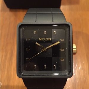 Nixon Quatro